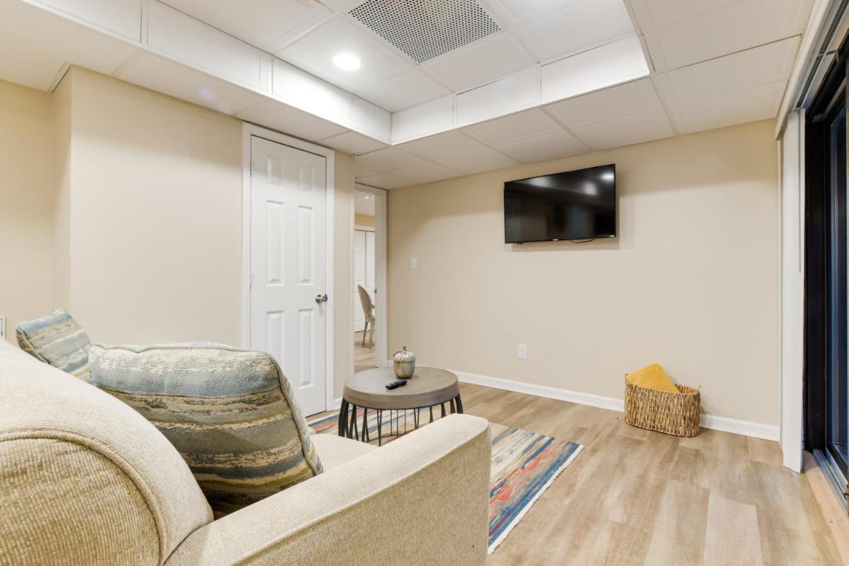 Modern Raleigh Retreat with Backyard and Fire Pit! - Housity