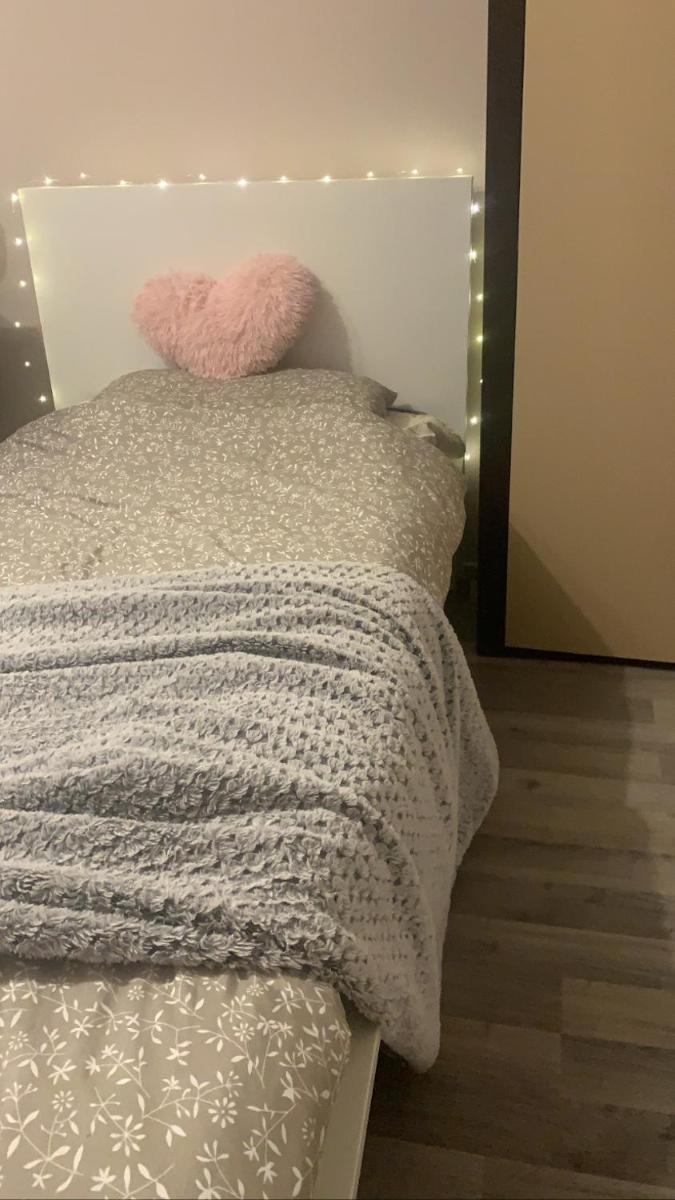 Private room with balcony-NETFLIX - Housity