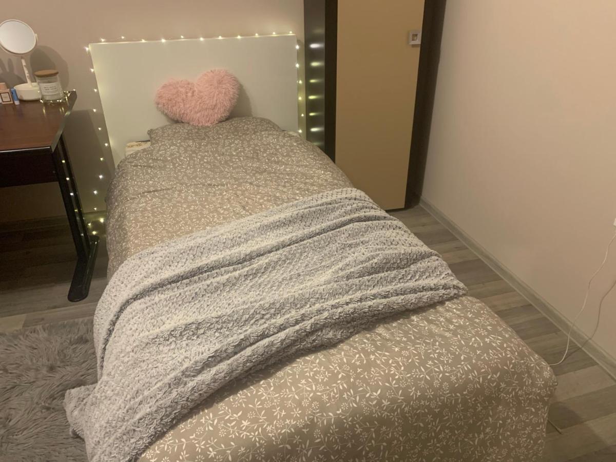 Private room with balcony-NETFLIX - Housity