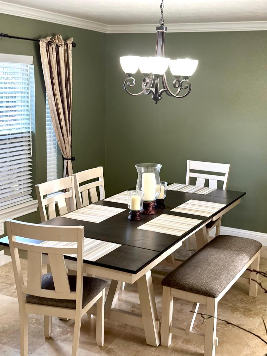 ~~ Big Family Home near 99 / i10 / kid friendly~~ - Housity