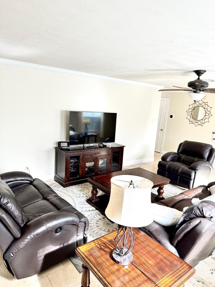 ~~ Big Family Home near 99 / i10 / kid friendly~~ - Housity