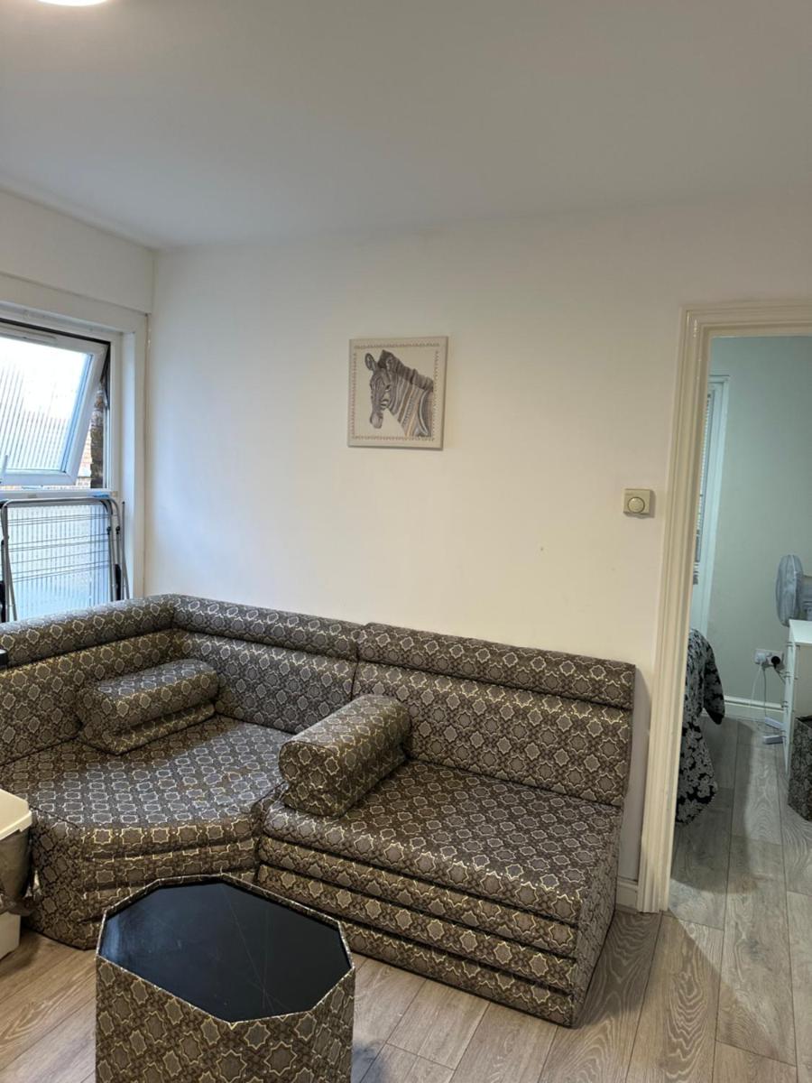 Beautiful Hoe Street First Floor one bedroom apartment B Walthamstow - Housity