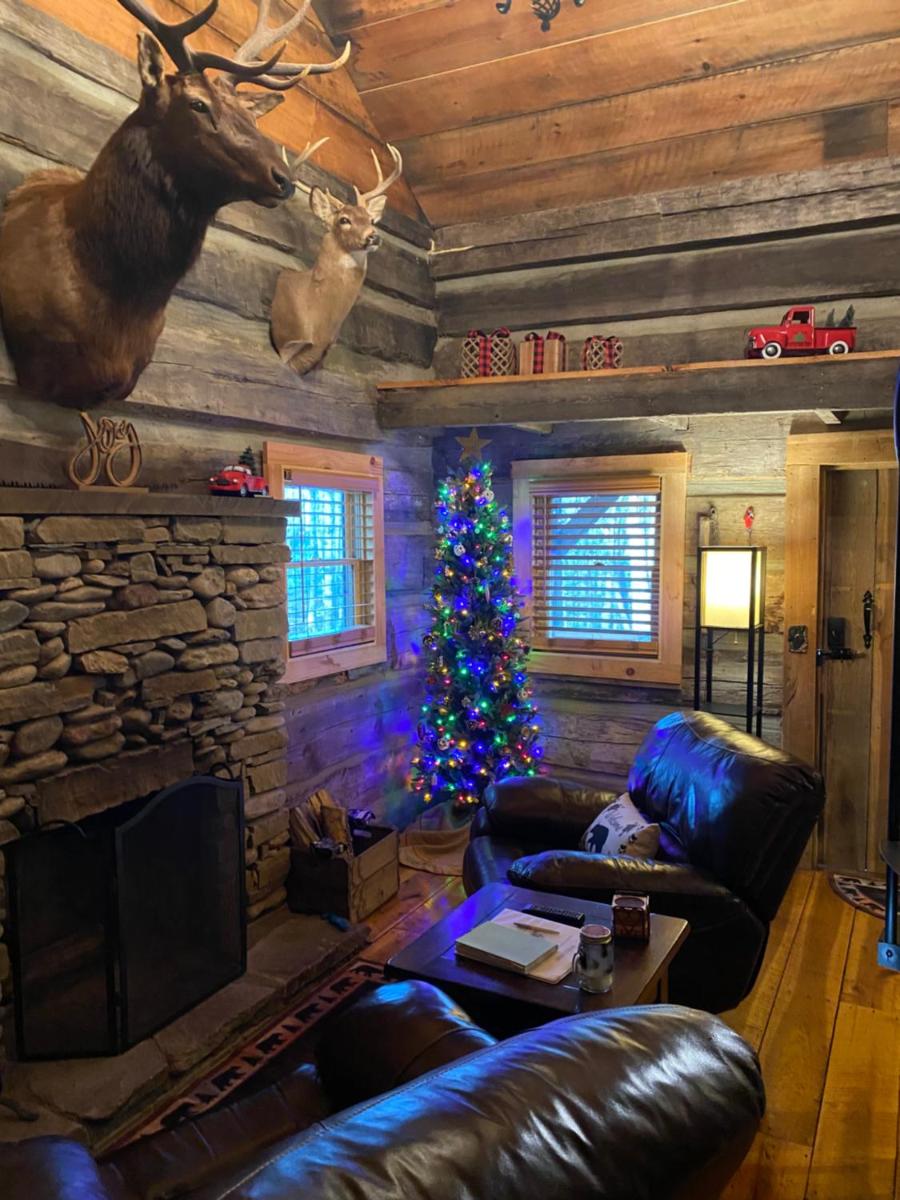 1850’s Settlers Cabin at Wethero Ridge & Theater - Housity