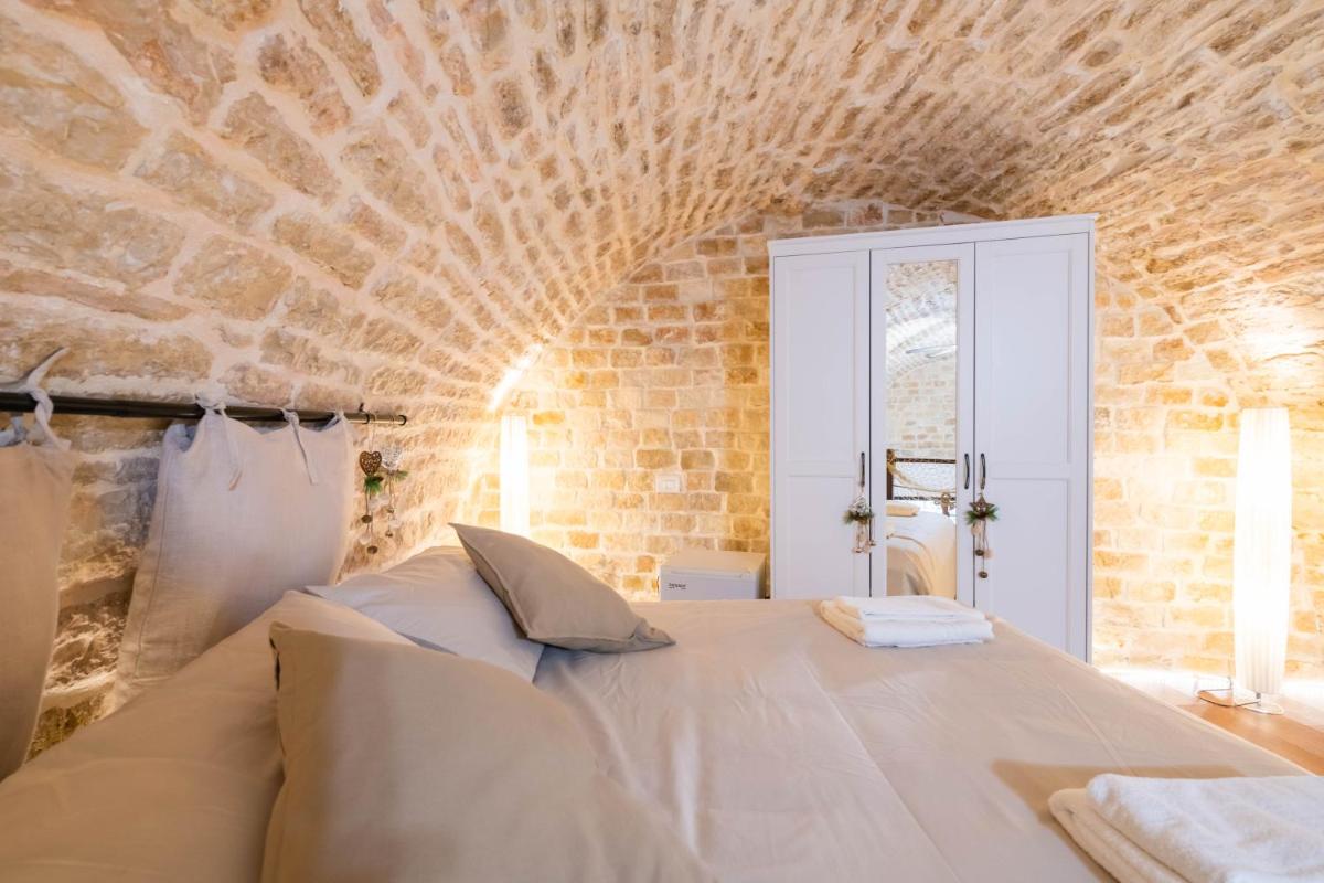 Sea front historic house in the heart of old town, inside torrione aragonese - Housity
