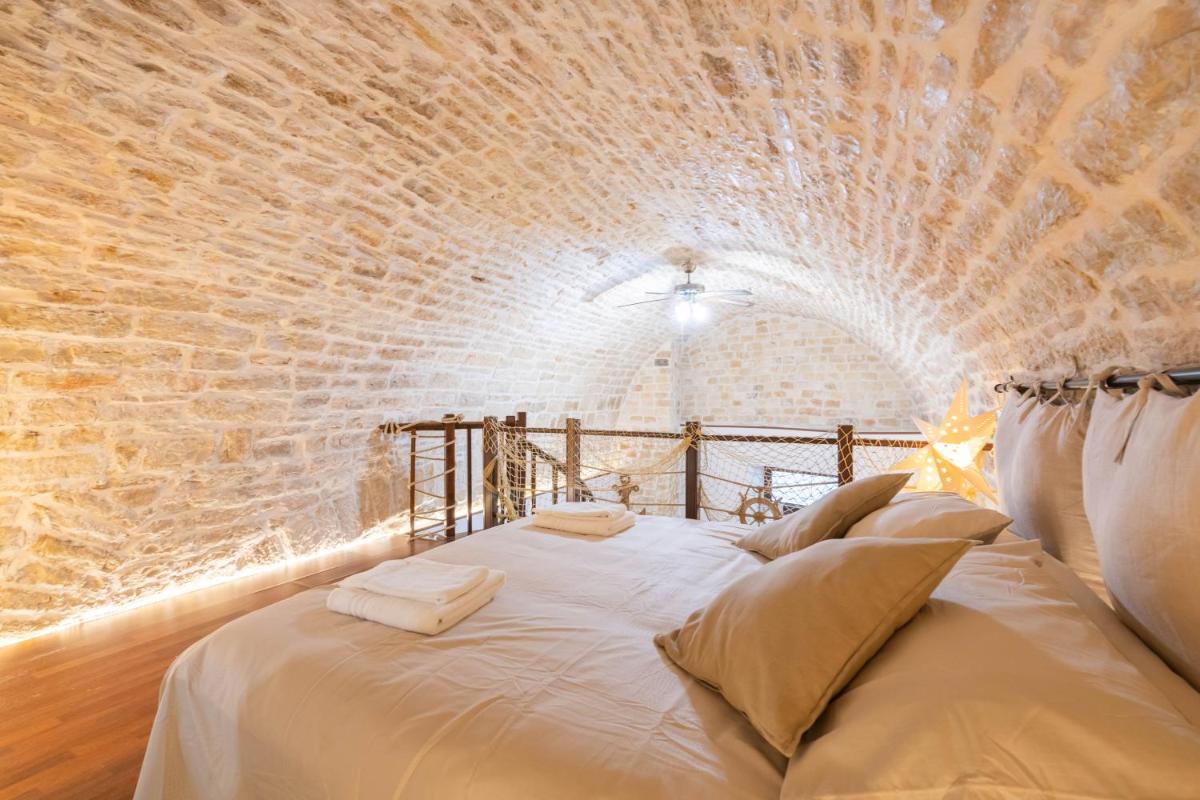 Sea front historic house in the heart of old town, inside torrione aragonese - Housity