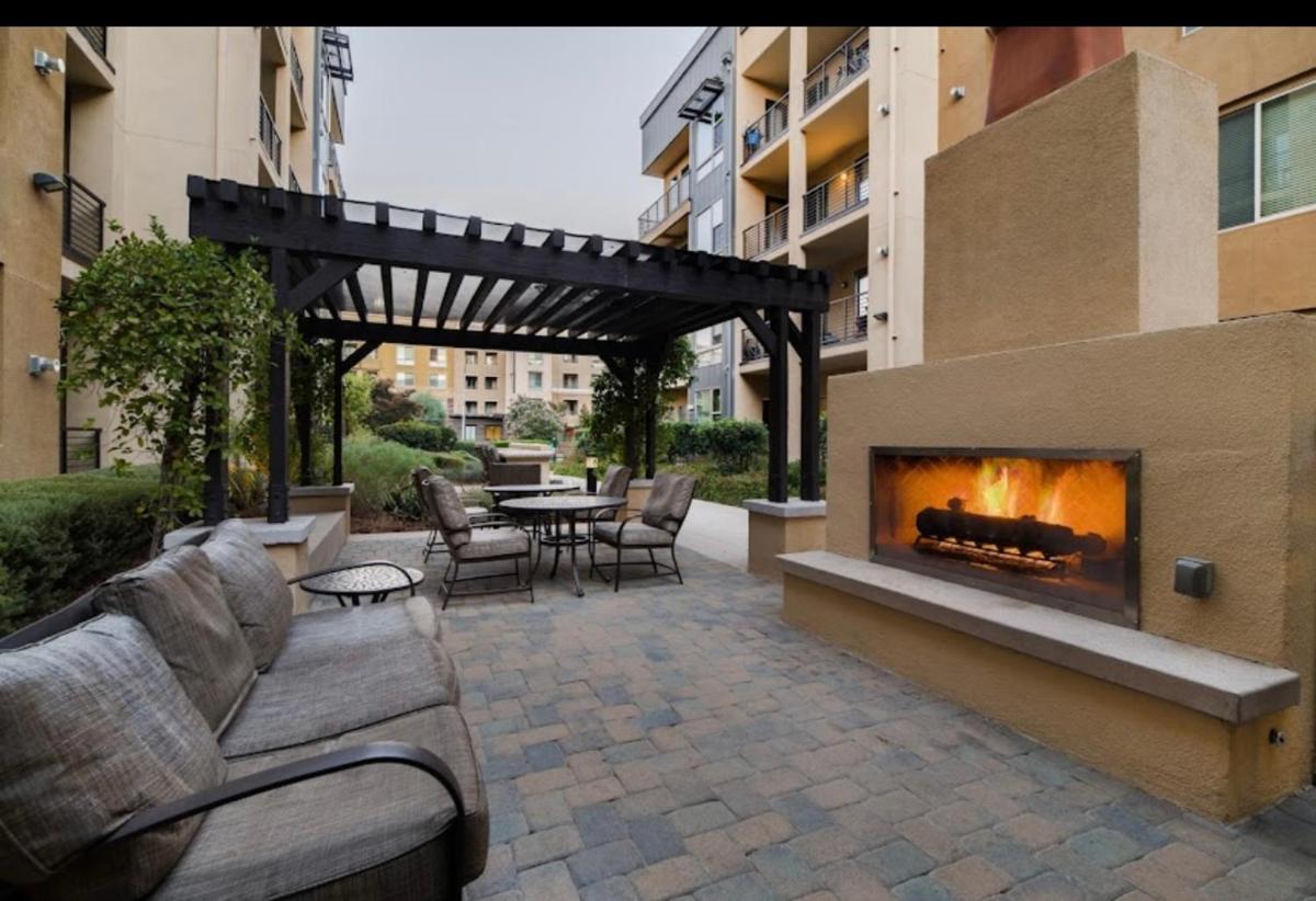 2BR 2Bath Modern Designer  in Woodland Hills! - Housity