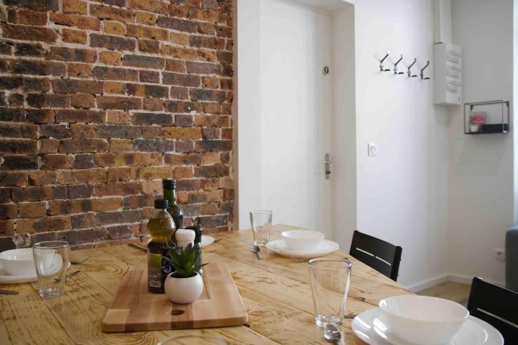 Another brick in the wall Apartment in Paris Sleeps 9 - Hizvo