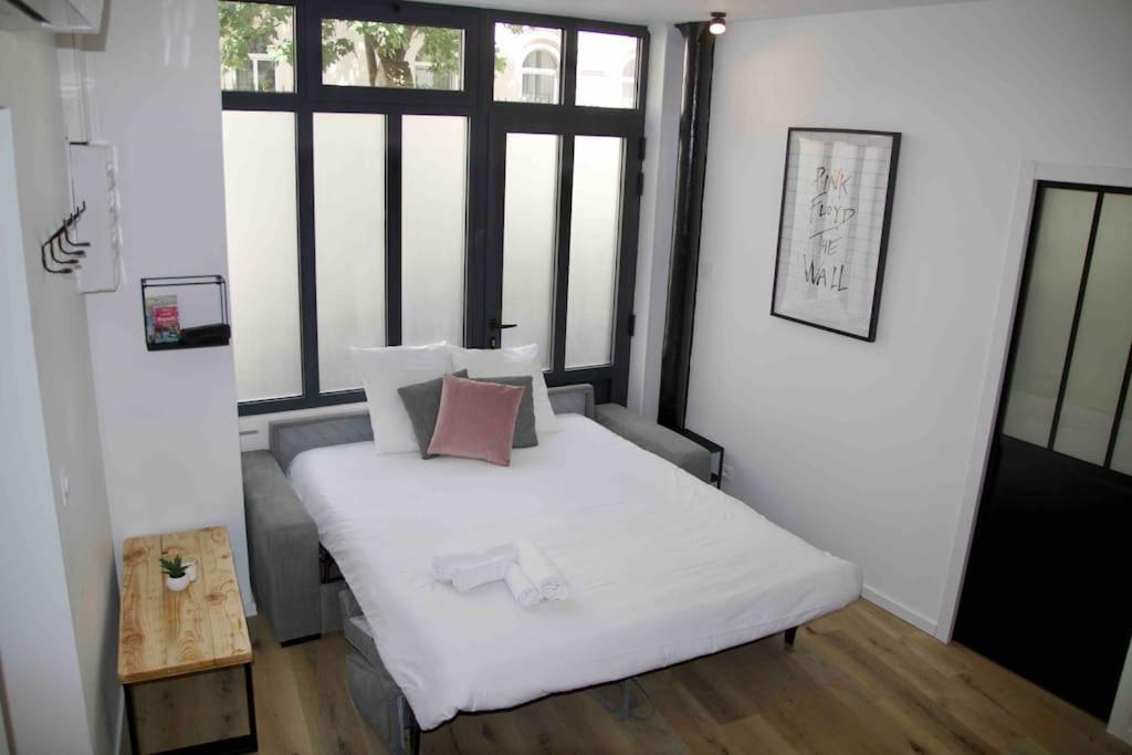 Another brick in the wall Apartment in Paris Sleeps 9 - Hizvo