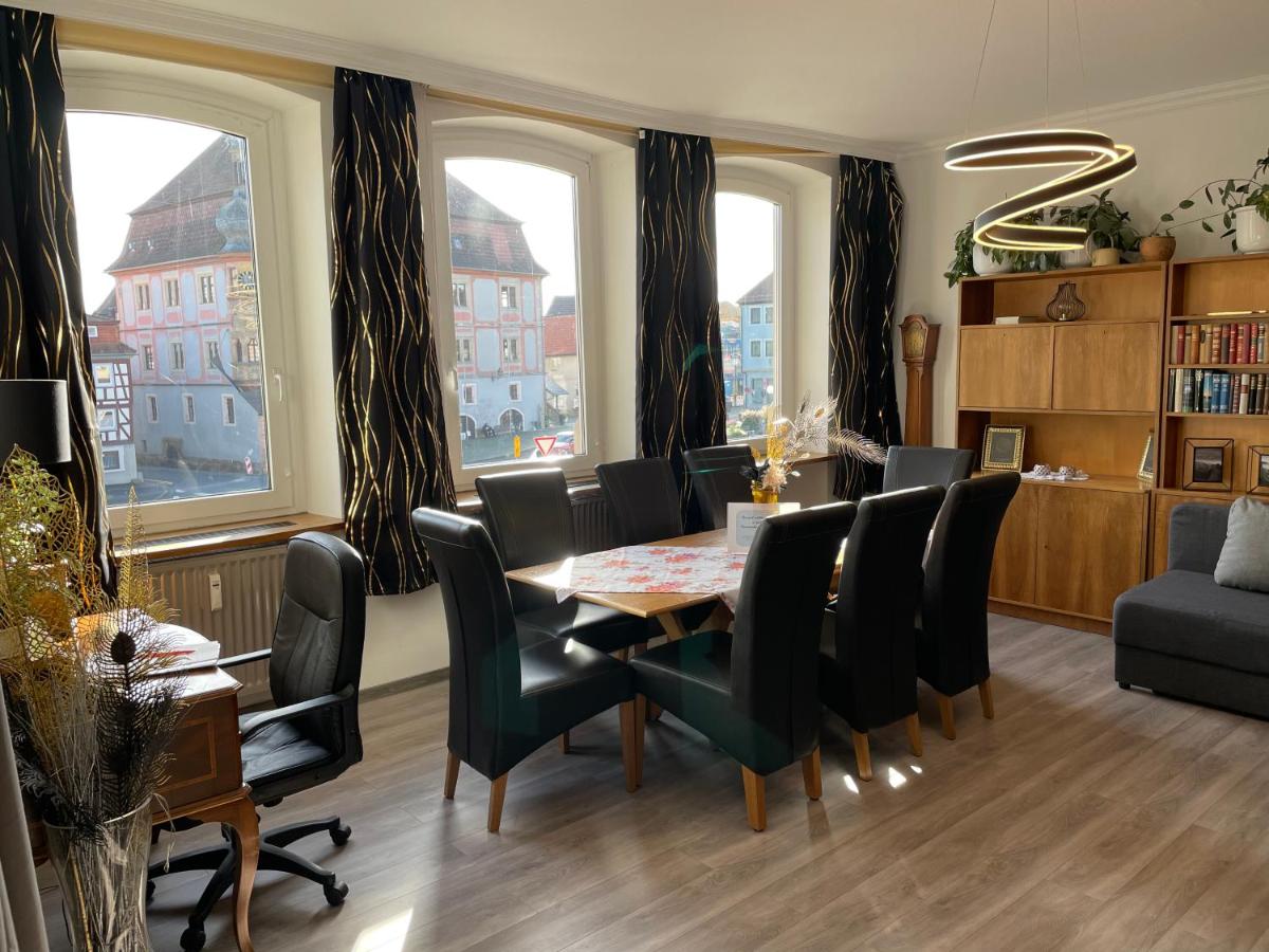 Ferienwohnungen & Zimmer Heintz Bad Königshofen - beste zentrale Lage am Marktplatz - Housity