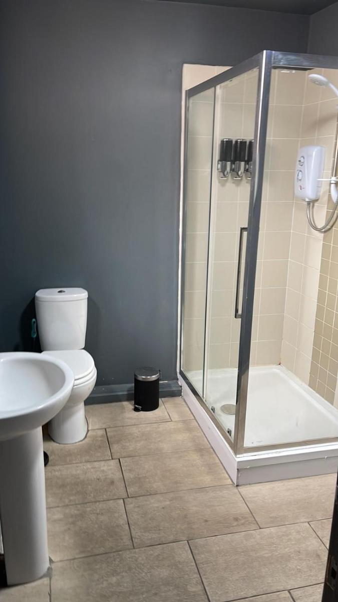 Town Center Large 2 Bedroom Apartment- Sleeps Up to 6 - Dogs Welcome - 2 Minutes from Train Station - Housity