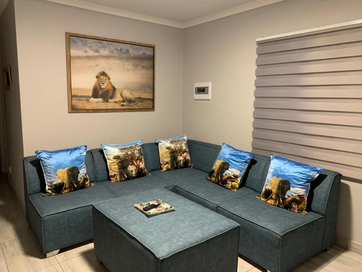 Lion House, 3 bedroom House next to Pilanesberg and Sun City - Housity