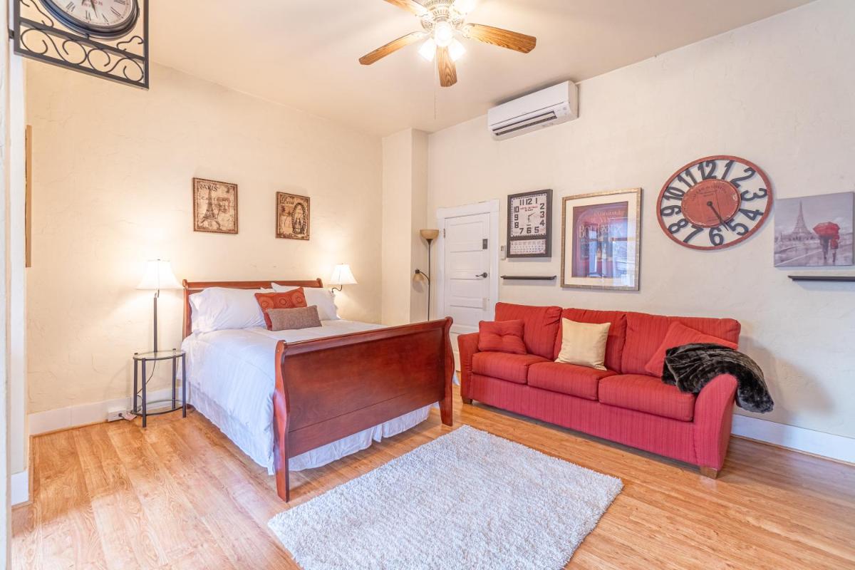 Rustic Studio walking distance to Downtown - Housity