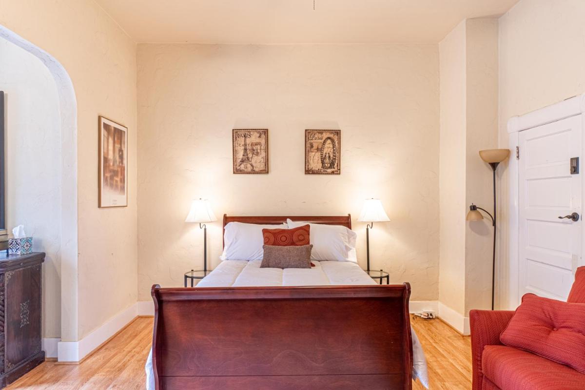 Rustic Studio walking distance to Downtown - Housity