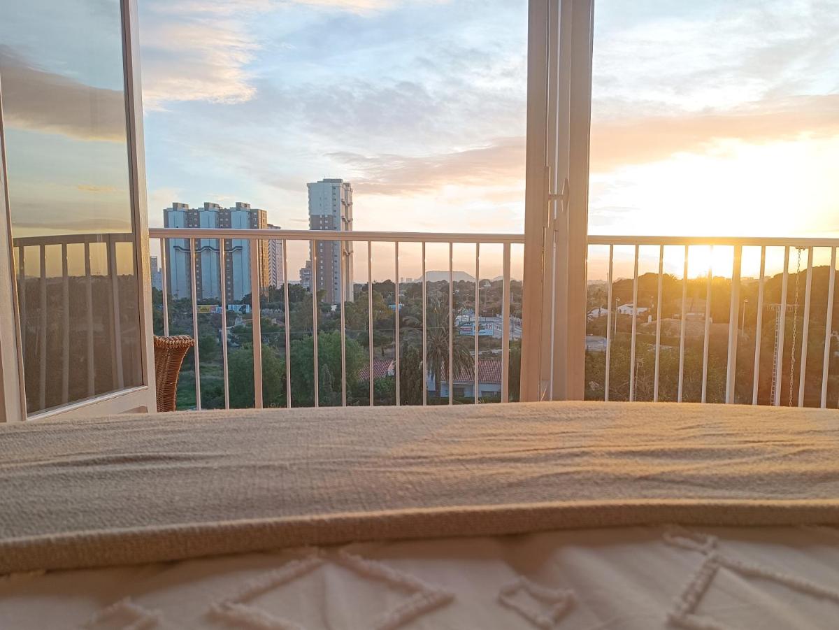 California Suite - All-day Sunny 2-Bedroom Apartment - Housity