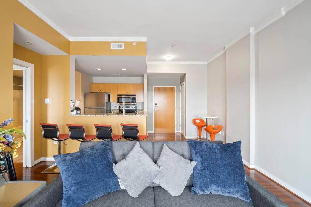Cozy Condo @ Charlotte NC! w/Pool- Walk to Uptown - Housity