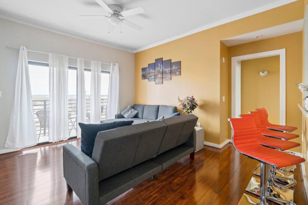 Cozy Condo @ Charlotte NC! w/Pool- Walk to Uptown - Housity