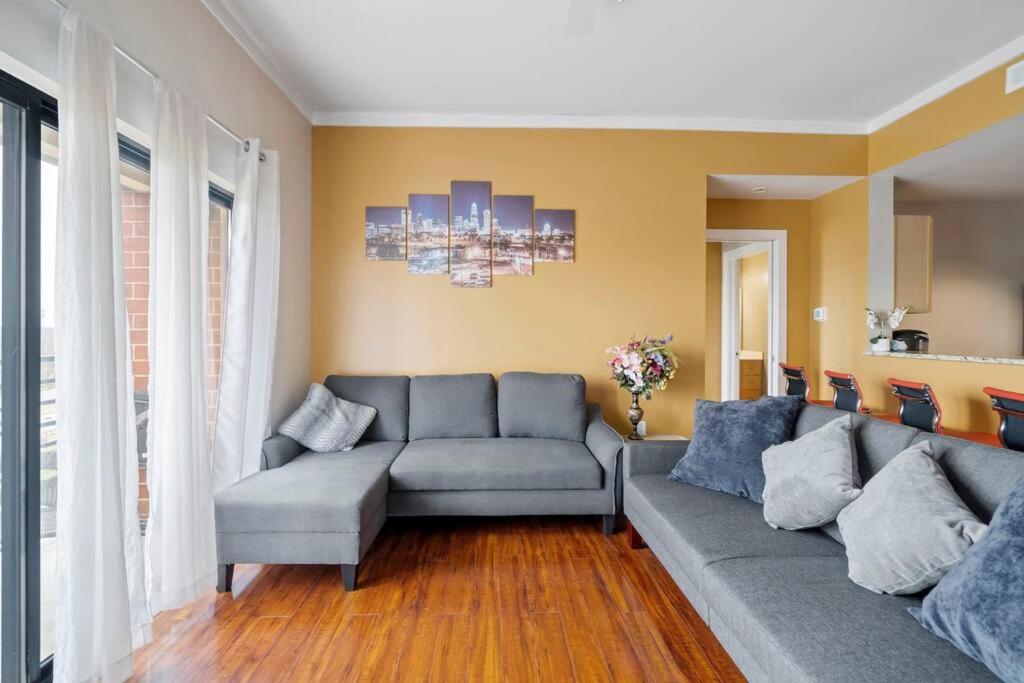 Cozy Condo @ Charlotte NC! w/Pool- Walk to Uptown - Housity