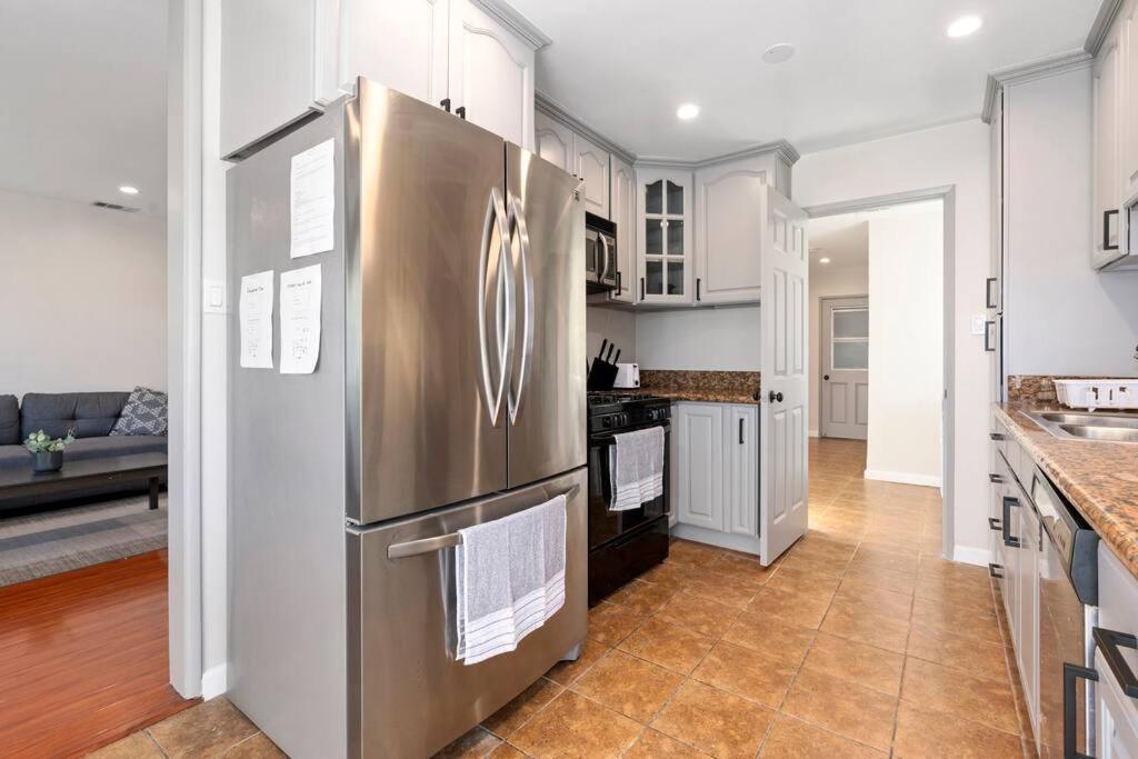 *NEW!* Upscale 3BR - 3 Miles To The Beach! - Housity