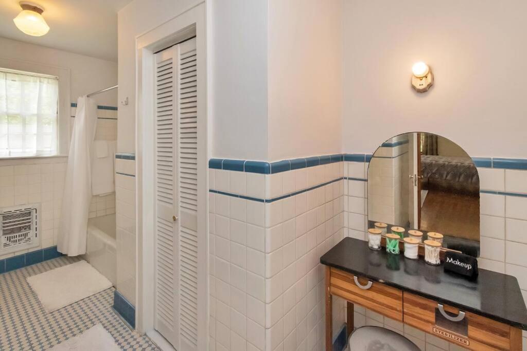 Stylish 3 bedroom home close to downtown Mobile - Housity