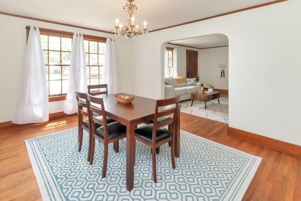 Stylish 3 bedroom home close to downtown Mobile - Housity