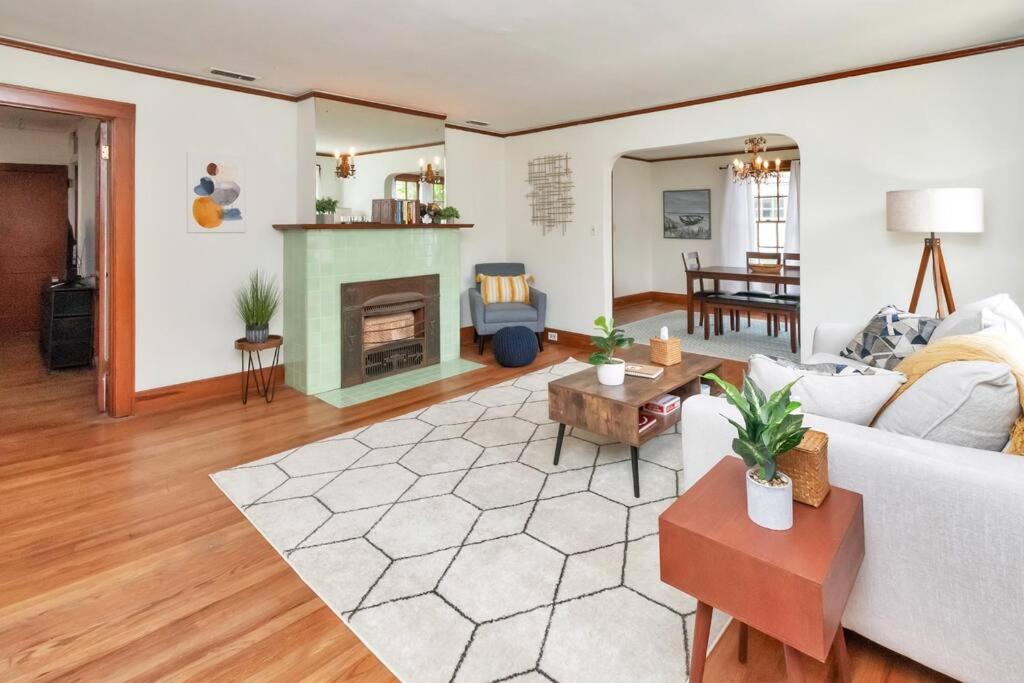 Stylish 3 bedroom home close to downtown Mobile - Housity
