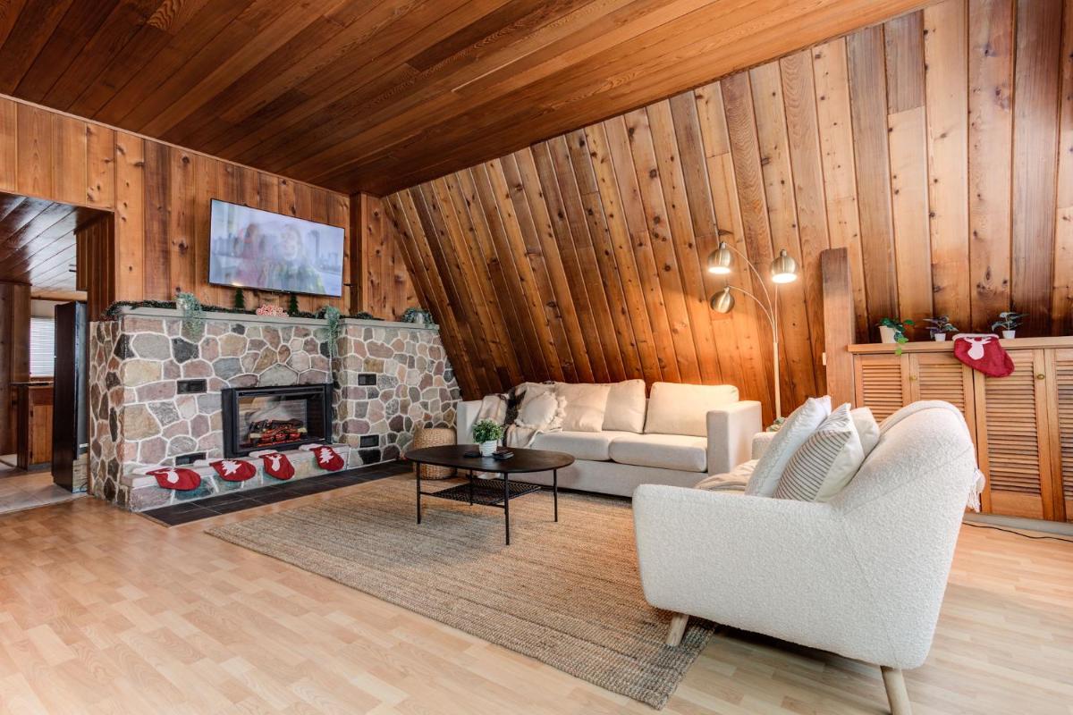 Rustic A-Frame with Fireplace, Pool Table & Movie room - Housity