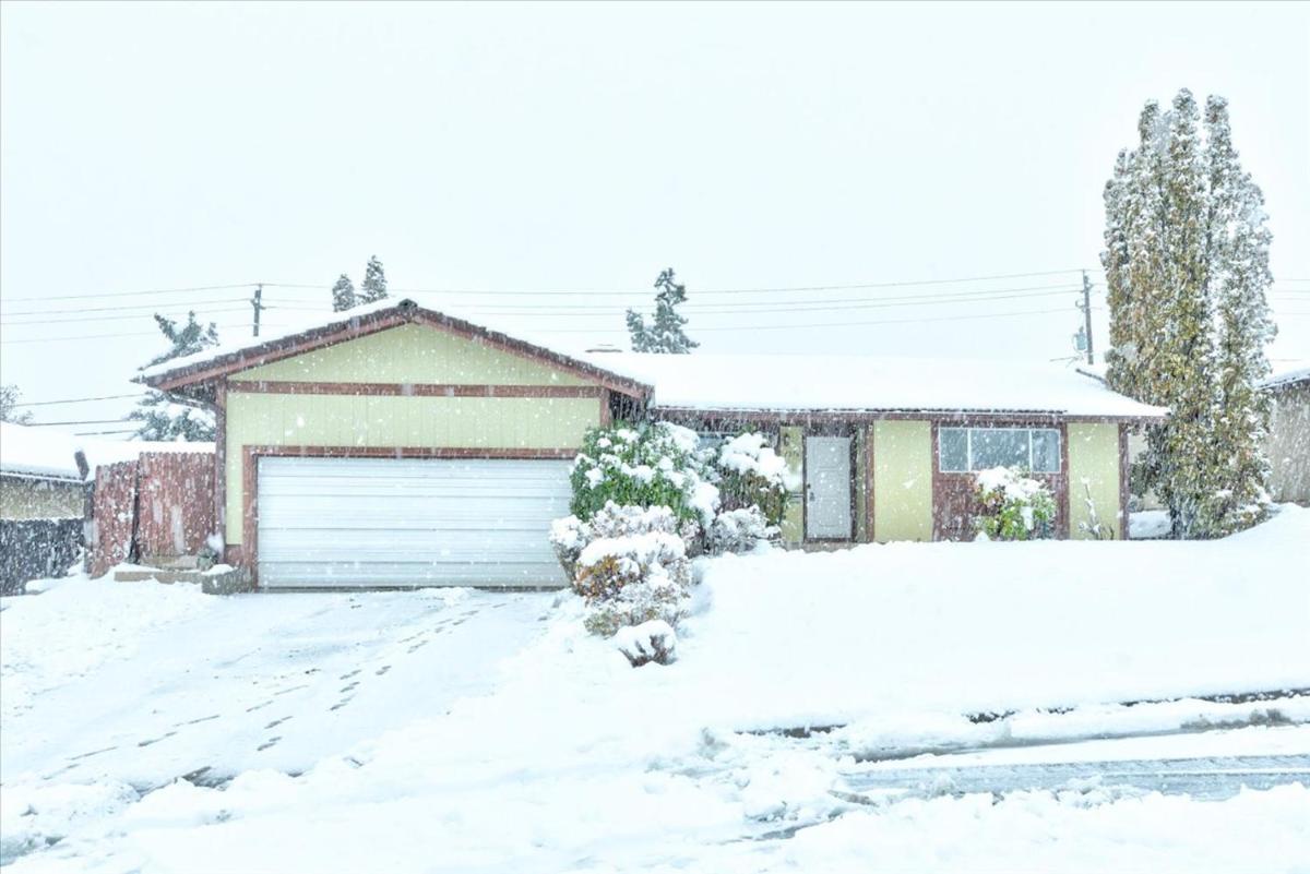 Modern Reno Home - Quiet Neighborhood, close to downtown, UNR, Highway 80 - Housity