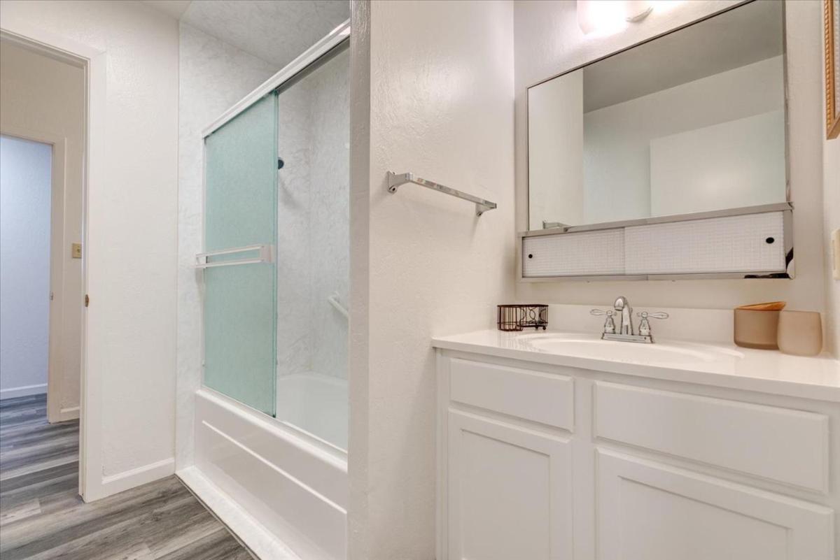 Modern Reno Home - Quiet Neighborhood, close to downtown, UNR, Highway 80 - Housity