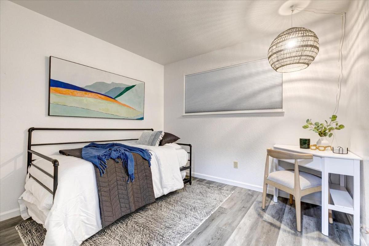 Modern Reno Home - Quiet Neighborhood, close to downtown, UNR, Highway 80 - Housity