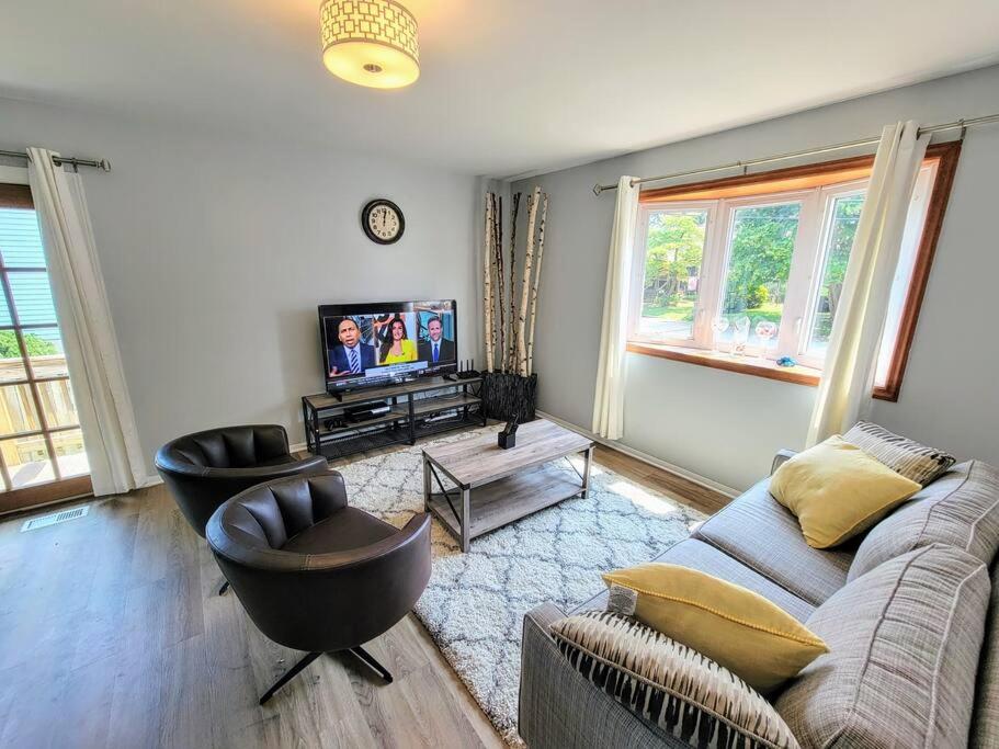Riviera Beach Getaway with 5BDR near Airport and Casino - Housity