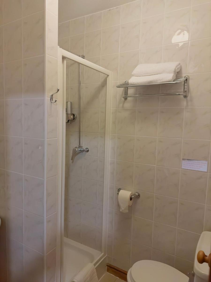 Acorn Lodge Gatwick - Housity