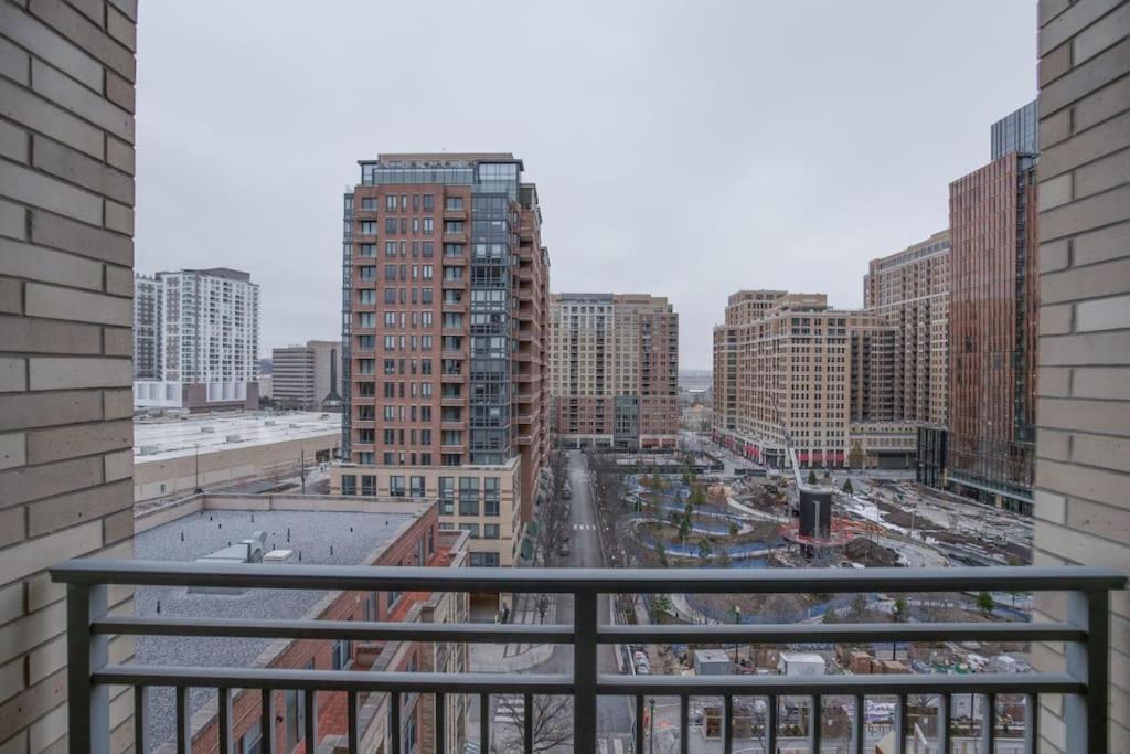 Condo with Gym and Pool in Pentagon City 8min to DCA - Housity