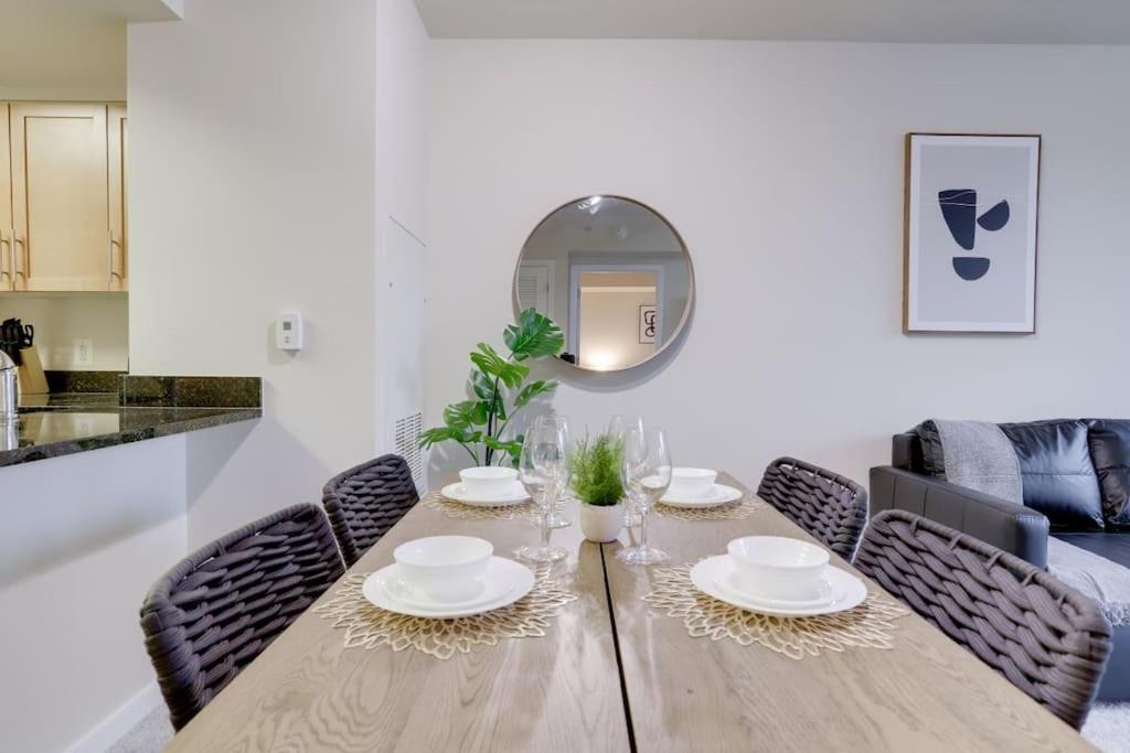 Condo with Gym and Pool in Pentagon City 8min to DCA - Housity