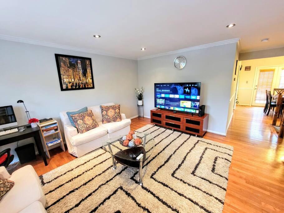 Awesome Home in suburb Washington DC near Airport with WiFi and Parking - Housity