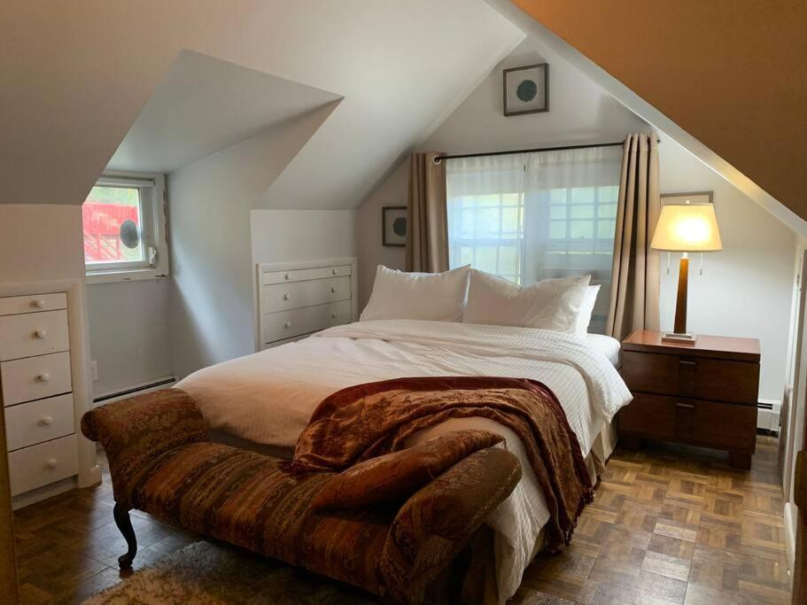 Cute Cape Cod Vacation Stone House with fireplace. - Housity
