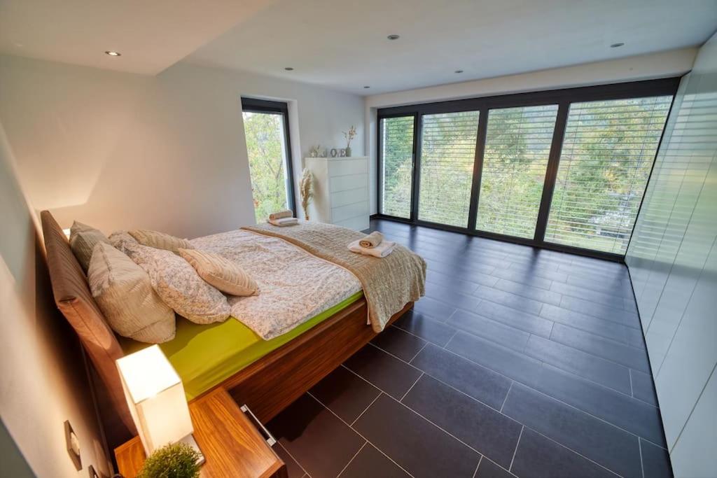 Spacious house with sun porch and big garden - Housity