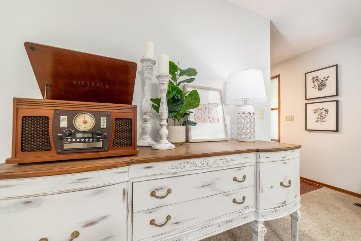 The Restful Retreat: king Bed + yard - Housity