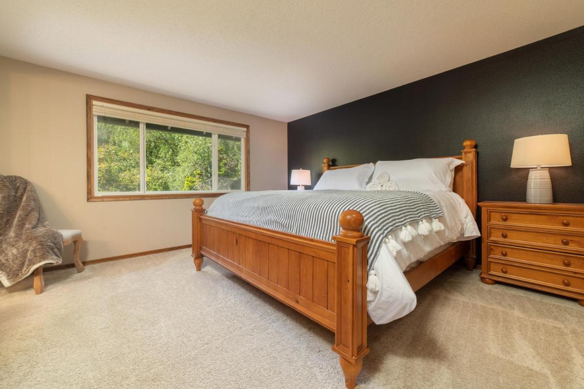 The Restful Retreat: king Bed + yard - Housity