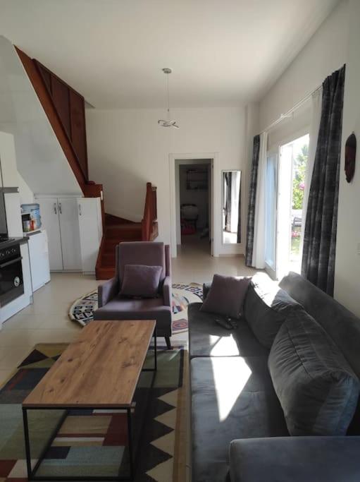 Cozy, modern duplex house with garden and shared swimming pool - Housity