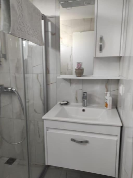 Cozy, modern duplex house with garden and shared swimming pool - Housity