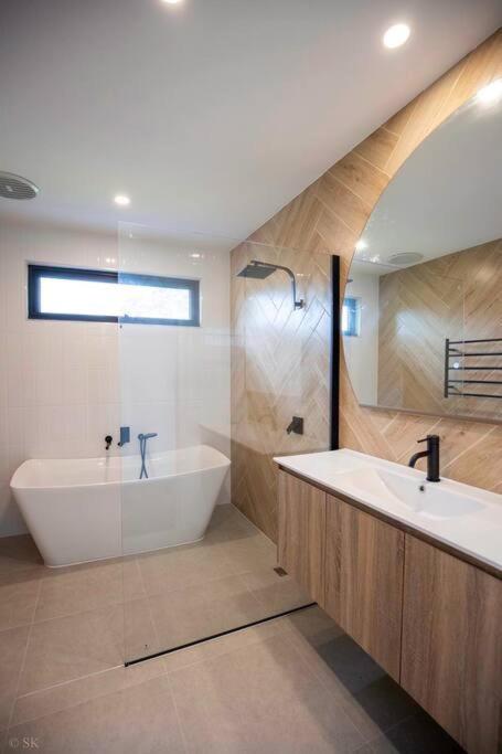 Brand new 4 bed in Chadstone - Housity