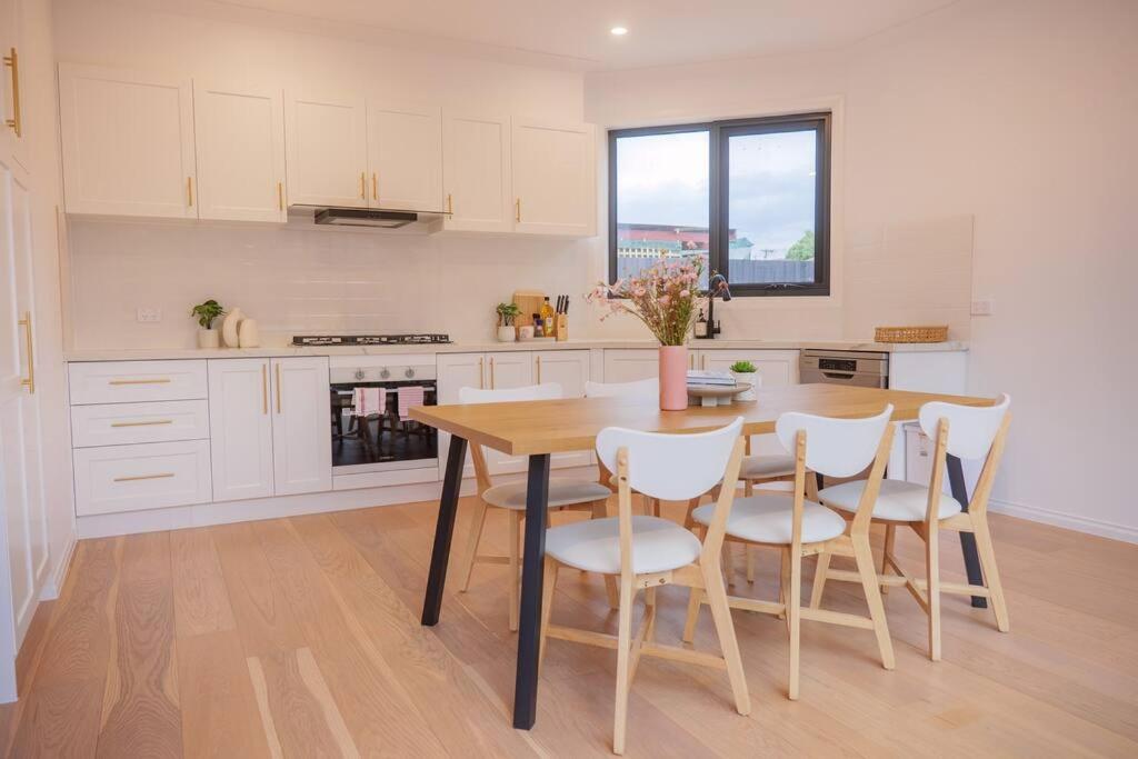 Brand new 4 bed in Chadstone - Housity