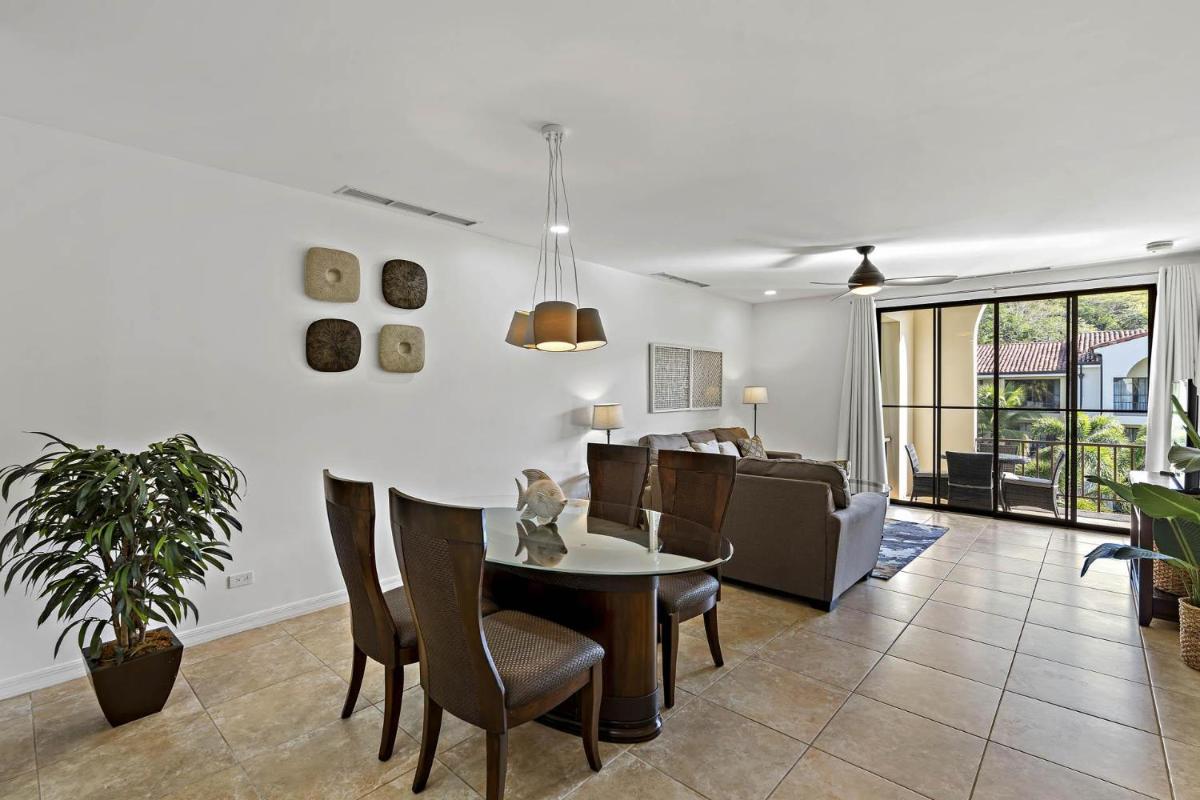 Colorfully decorated 3rd-floor unit overlooking pool at Pacifico in Coco - Housity