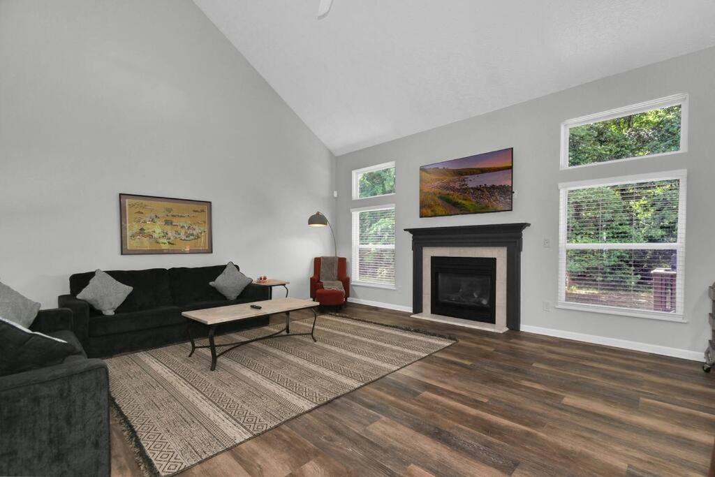 Spacious & Modern Home with everything you need! - Housity