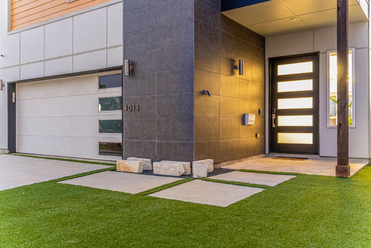 Luxury Home With Rooftop Views - Housity