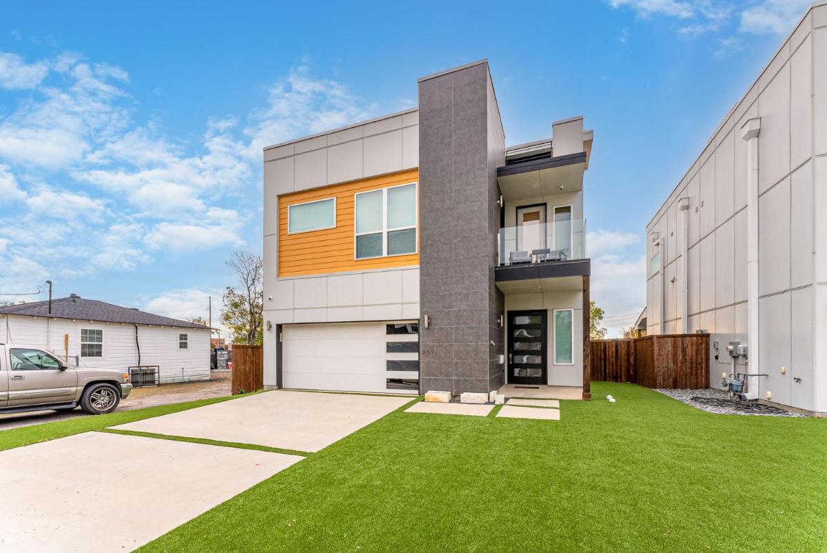 Luxury Home With Rooftop Views - Housity