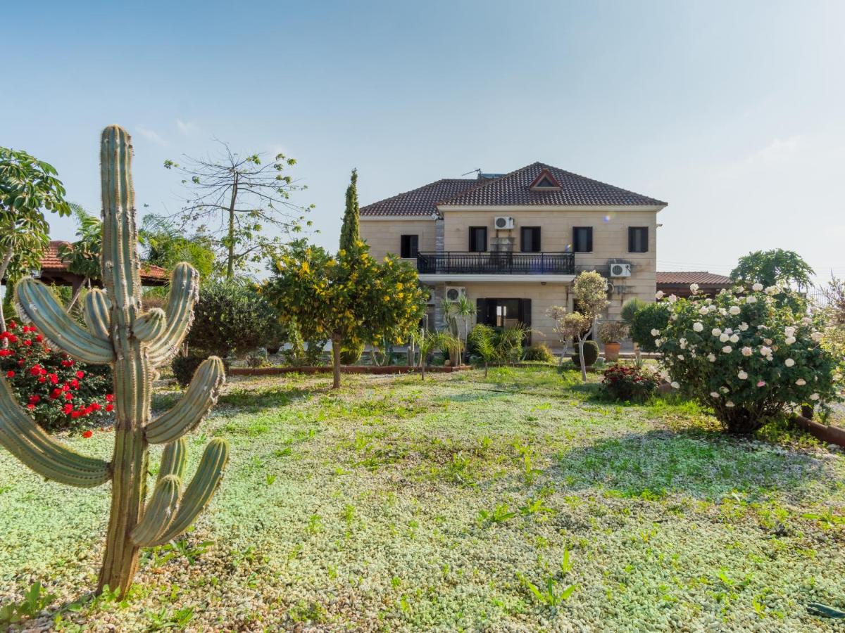 Sanders Ipsonas - Generous Holiday Home with Balcony - Housity