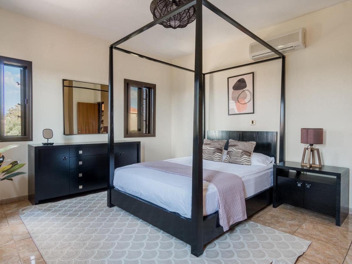 Sanders Ipsonas - Generous Holiday Home with Balcony - Housity