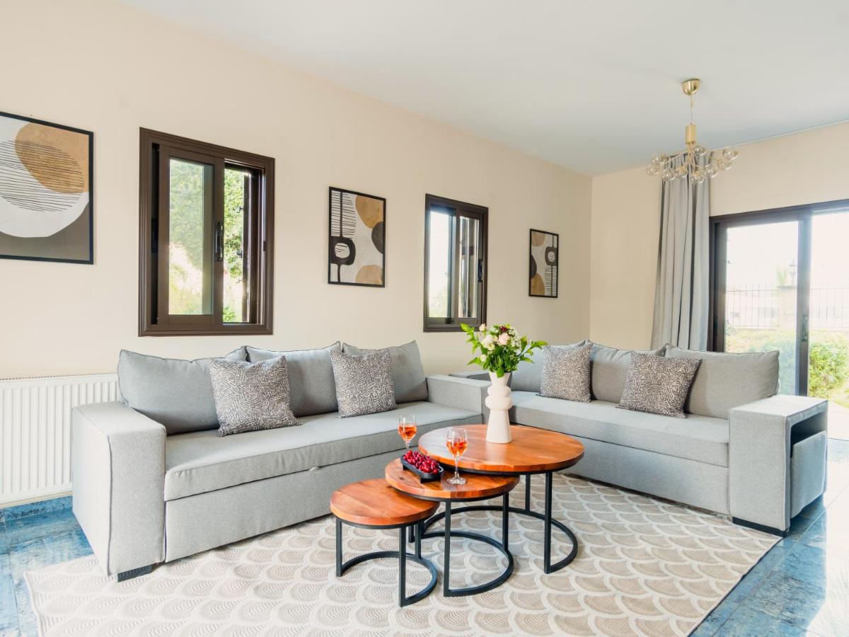 Sanders Ipsonas - Generous Holiday Home with Balcony - Housity