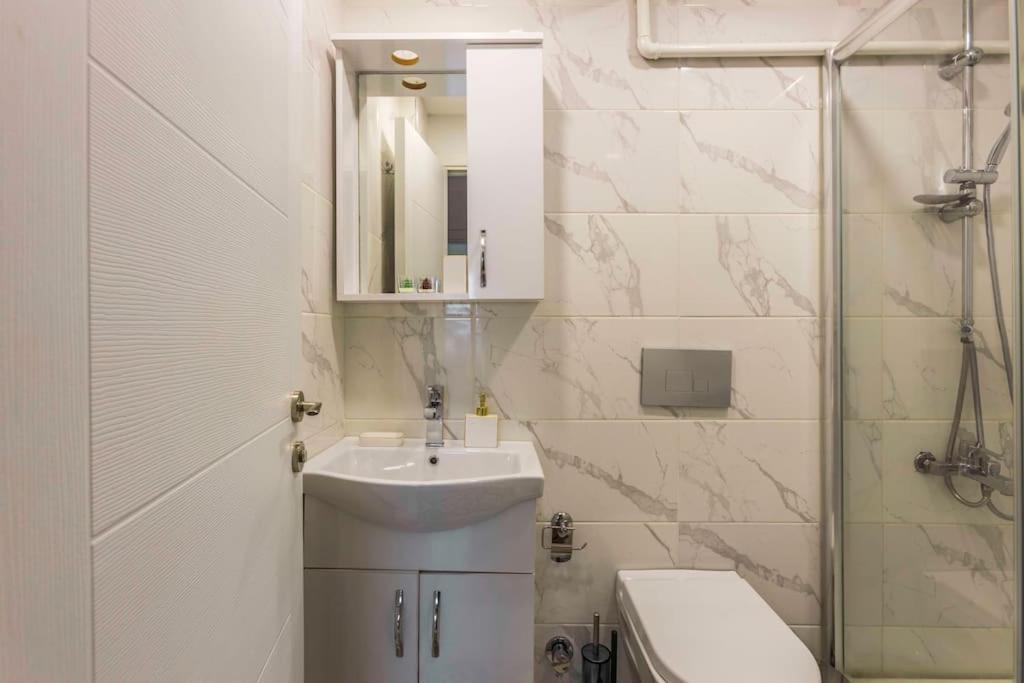 Spacious apt w/ amazing location - Housity